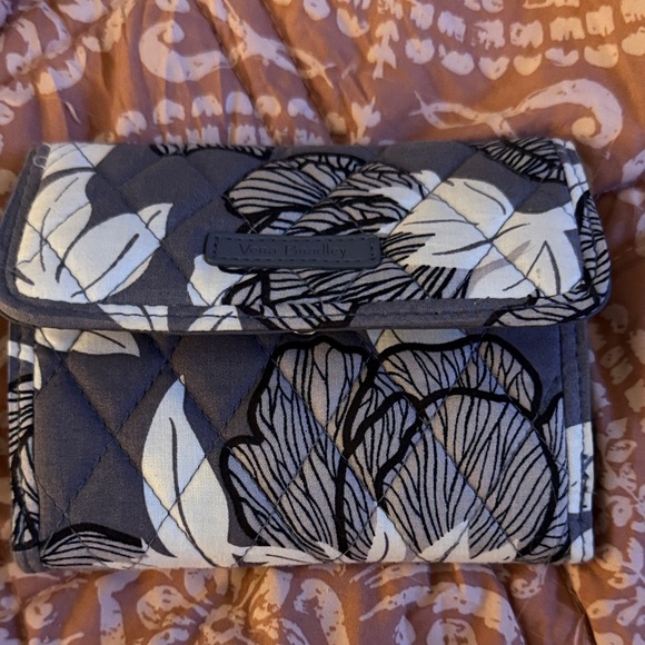 Vera Bradley Black and White Quilted Leaf Wallet - Picture 1 of 4